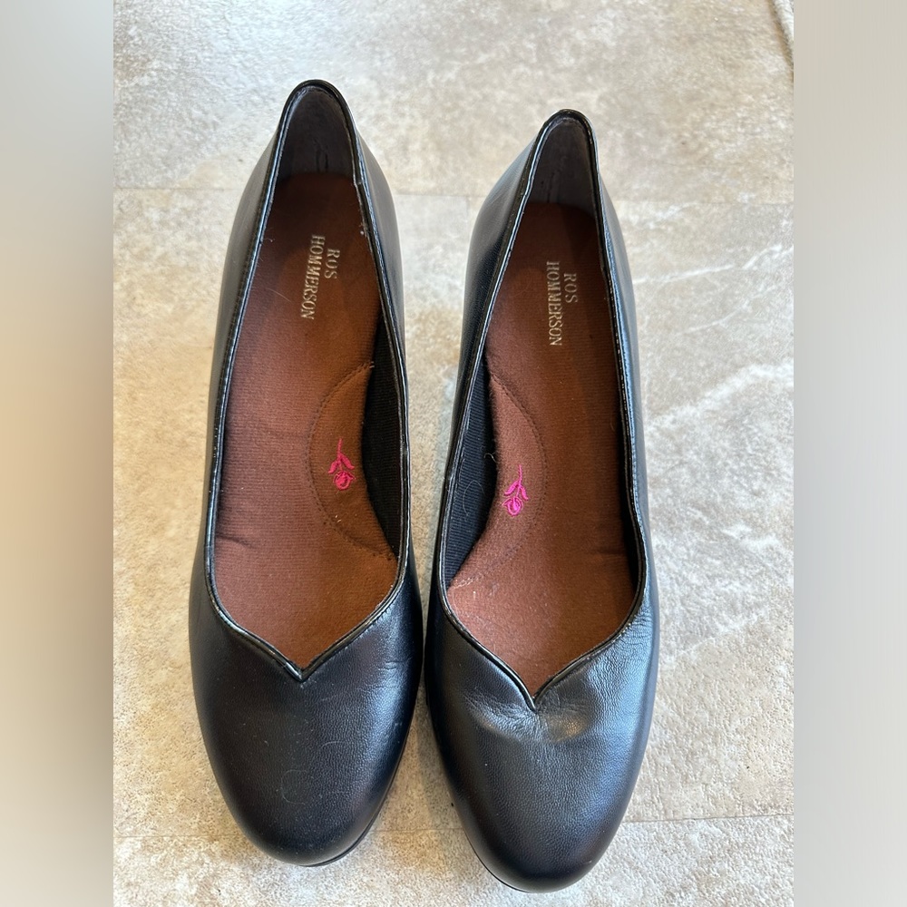 Ros Hommerson Black Leather V-Top Pointed-Toe Pump- Comfort!